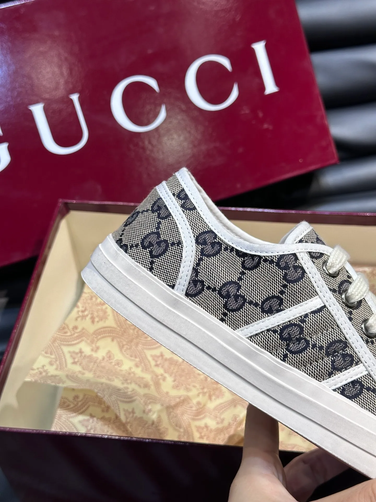 Men's shoes 💰p360 "GUUC*" Couple model 👫GG printed canvas sneakers, this sneaker is from the Gucci Lido series, and its design is inspired by the summer style and beach clubs of the Italian coast. The early autumn series reinterprets the brand's classic design elements and exquisite patterns from a modern perspective. These low-top sneakers are crafted from the brand's original fabric, the classic GG printed canvas, with a slightly distressed effect around the rubber sole. The GG pattern and logo are cleverly integrated into the sole, and the toe is embellished with an embossed Gucci logo. The towel insoles are decorated with brand logo leather labels, are light, comfortable and breathable for the feet, and come with a full set of original packaging! Size: Female 35-40 Male 38-45 (46 customized)